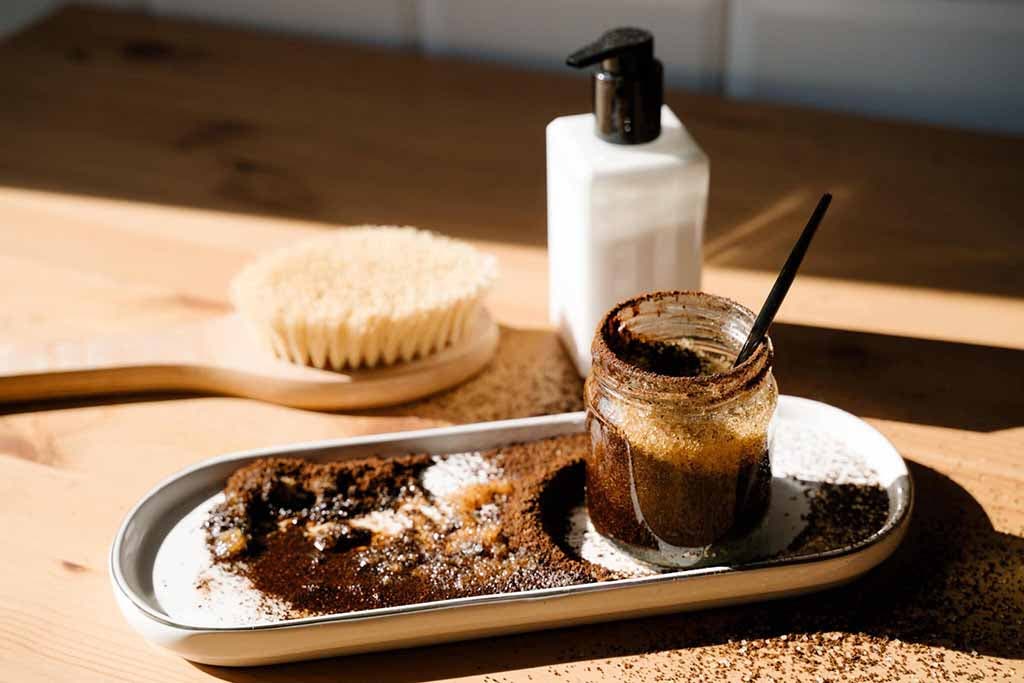 Fazendo uma esfoliação caseira de café