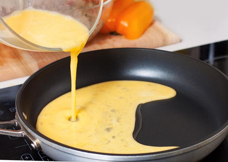 prepare an omelette