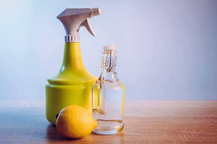 Producto de limpieza de limón y vinagre.