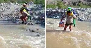 Professeur héroïque au Pérou Il porte ses élèves sur son dos pour franchir une rivière vers l'école