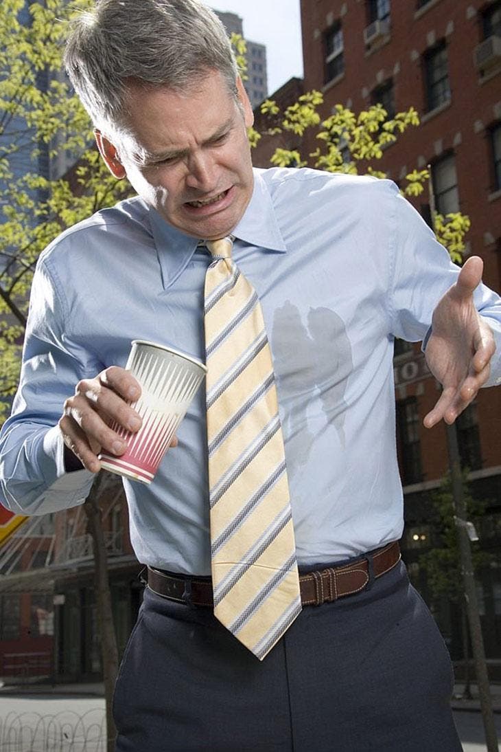 Renverser le café sur sa chemise Renverser le café sur sa chemise