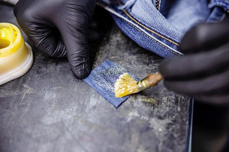 Réparer un jean déchiré à l’aide d’un écusson et une colle