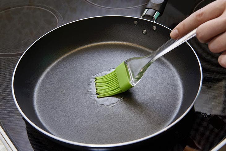 Extienda el aceite en la sartén con un cepillo de cocina.