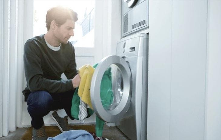 Sacar la ropa de la lavadora