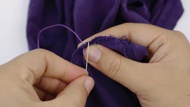 Dar la vuelta a la prenda para coser