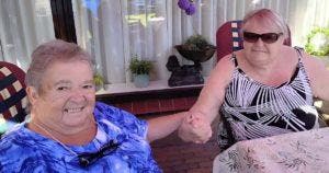 Retrouvailles émouvantes deux sœurs adoptées réunies après 75 ans de séparation