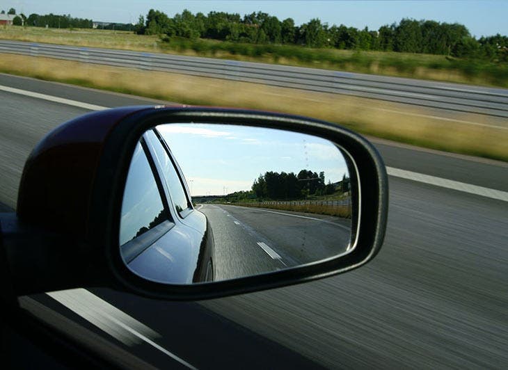 espejo retrovisor exterior del coche