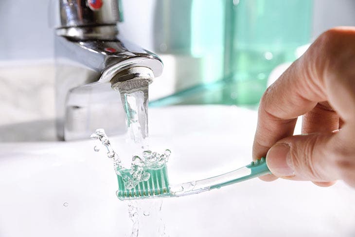 Rincer sa brosse à dents