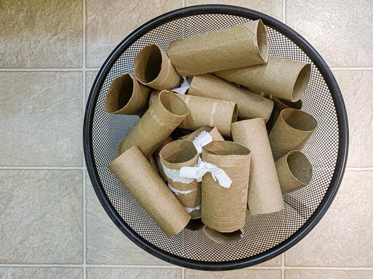 Deshacerse de los rollos de papel higiénico