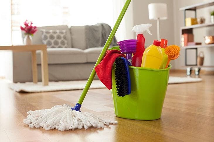 Balde e outros produtos para limpeza de pisos