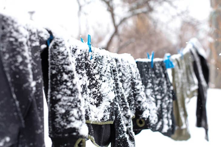 Sécher les vêtements à l’extérieur pendant qu’il neige Sécher les vêtements à l’extérieur pendant qu’il neige