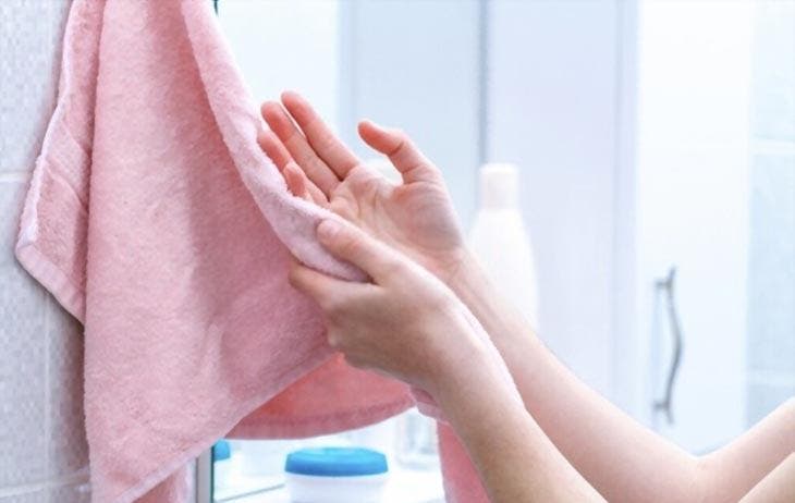 Seque as mãos com uma toalha