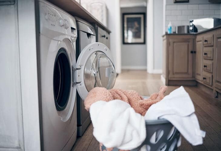 Separe las toallas de las sábanas cuando las lave a máquina.