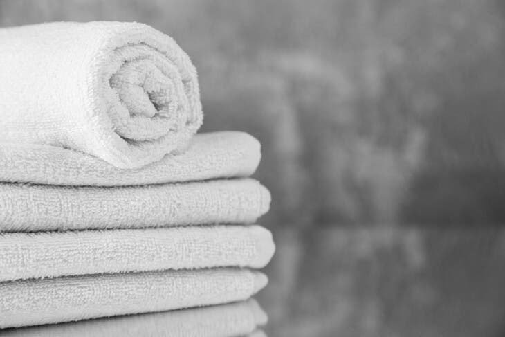 Asciugamani bianchi puliti