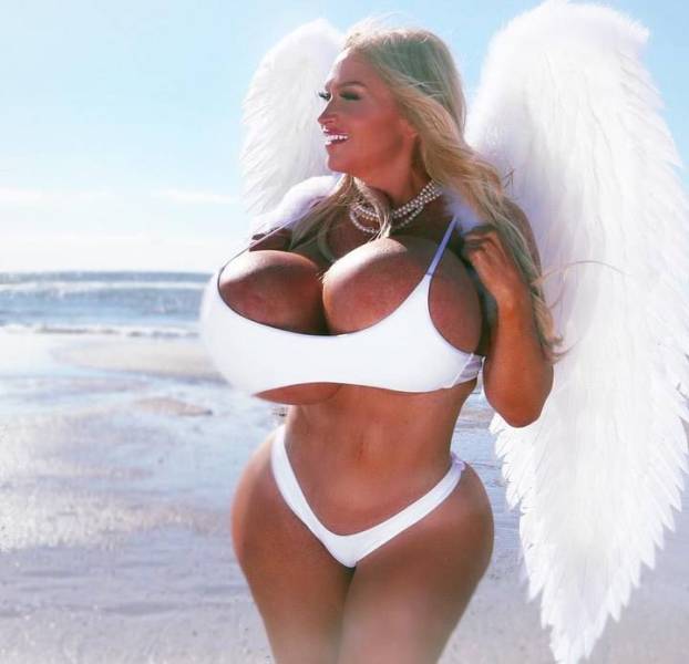 Cette femme est devenue célèbre sur les réseaux sociaux grâce à ses seins de 10 kilos