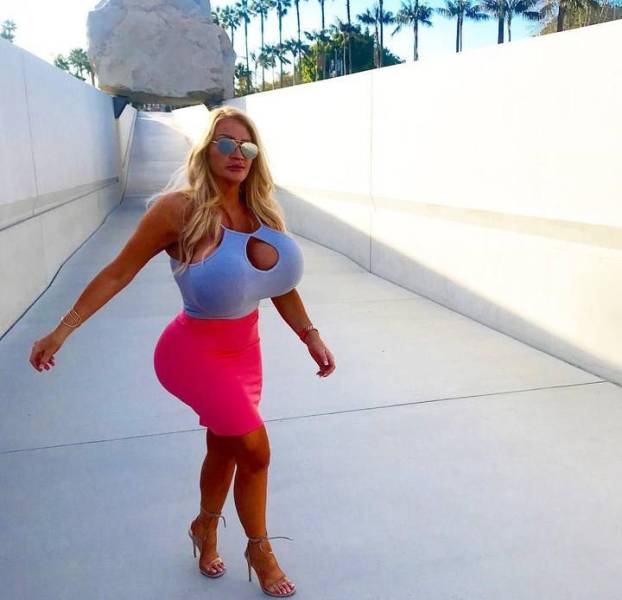 Cette femme est devenue célèbre sur les réseaux sociaux grâce à ses seins de 10 kilos
