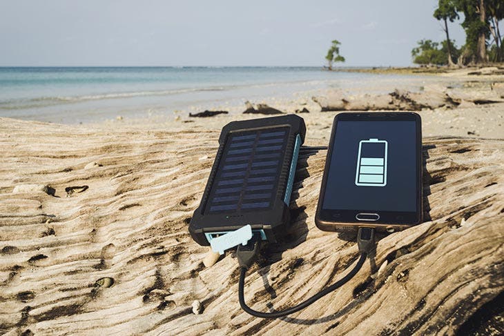 Smartphone en charge exposé au soleil