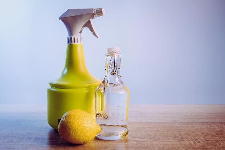 Solución líquida a base de vinagre y limón