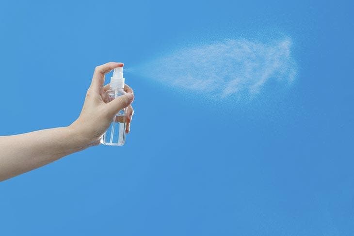 Solución líquida en una botella de spray