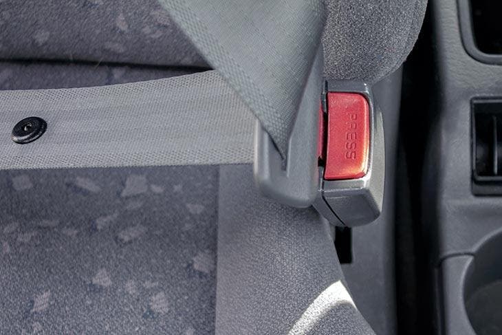 Sur la ceinture de sécurité conducteur, la boucle est remplacée par un bouton