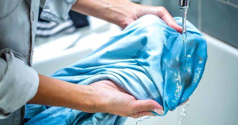 Tache de cambouis : guide complet pour nettoyer tous types de vêtements