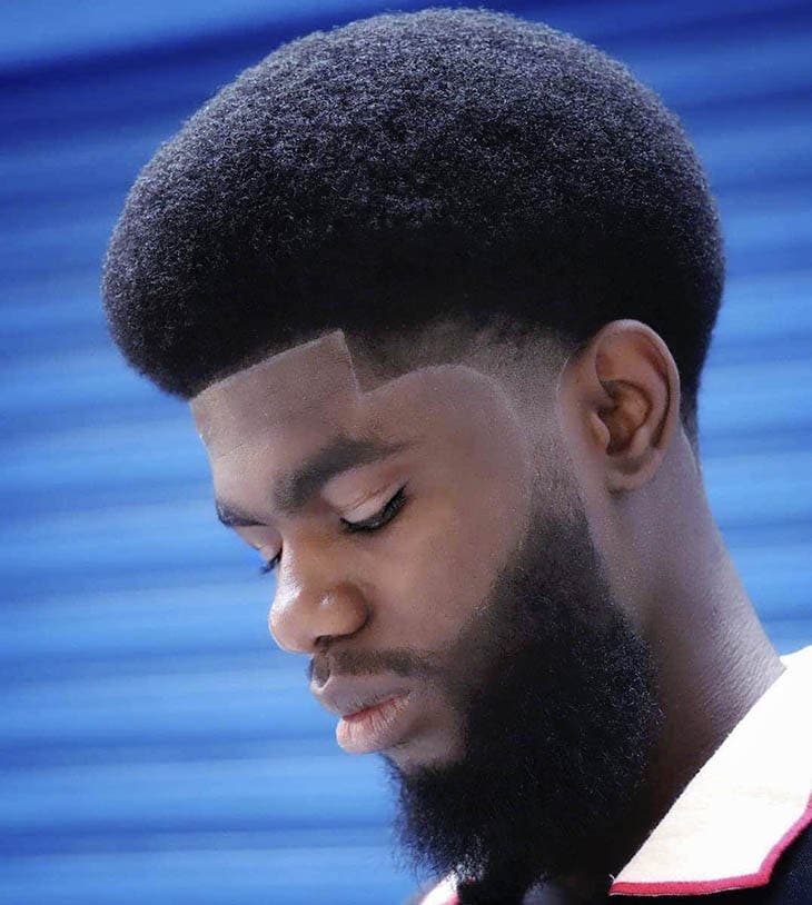 Taper afro structuré avec barbe fournie Taper afro structuré avec barbe fournie