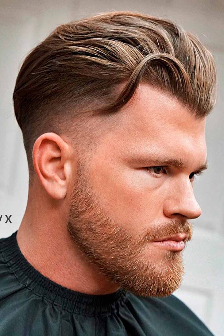 Taper bas et cheveux coiffés en arrière Taper bas et cheveux coiffés en arrière