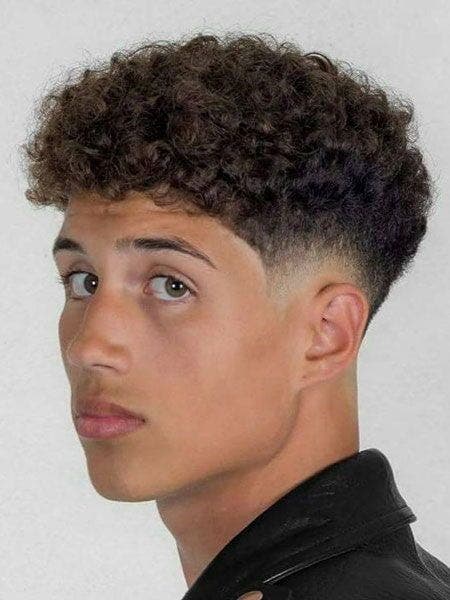 Taper bas et cheveux courts bouclés Taper bas et cheveux courts bouclés