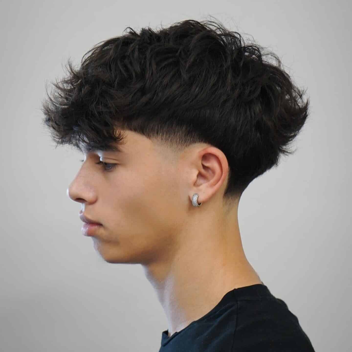 Taper bas et coiffure fluffy asymétrique Taper bas et coiffure fluffy asymétrique