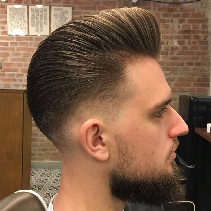 Taper bas et coupe Pompadour avec barbe Taper bas et coupe Pompadour avec barbe