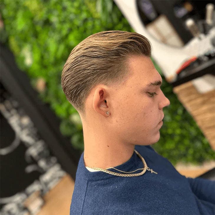 Taper cheveux lisses brossés en arrière Taper cheveux lisses brossés en arrière