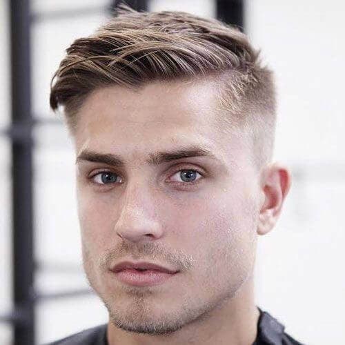 Taper cheveux lisses coiffés sur le côté Taper cheveux lisses coiffés sur le côté