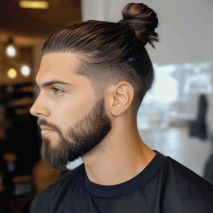 Taper cheveux longs avec chignon élevé