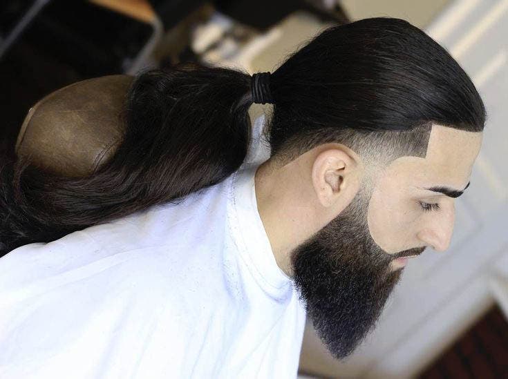 Taper cheveux longs avec longue queue de cheval et barbe