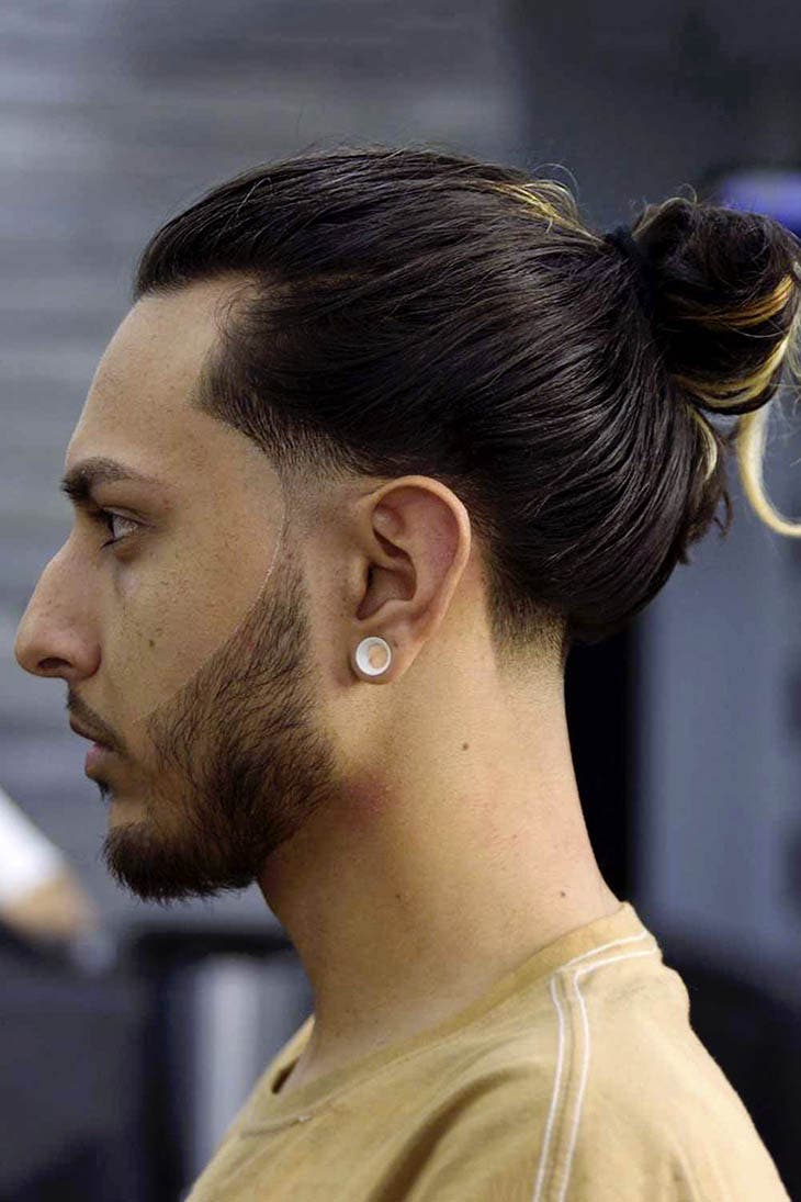 Taper cheveux longs avec un chignon torsadé