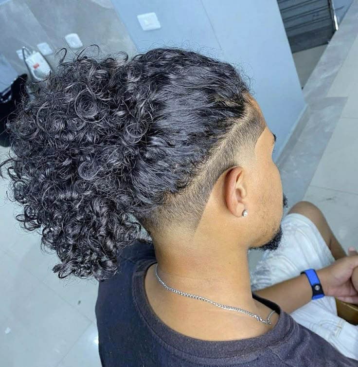 Taper cheveux longs bouclés attachés en chignon