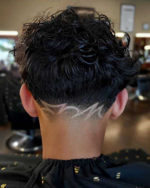 Taper coiffure avec motif sur la nuque Taper coiffure avec motif sur la nuque