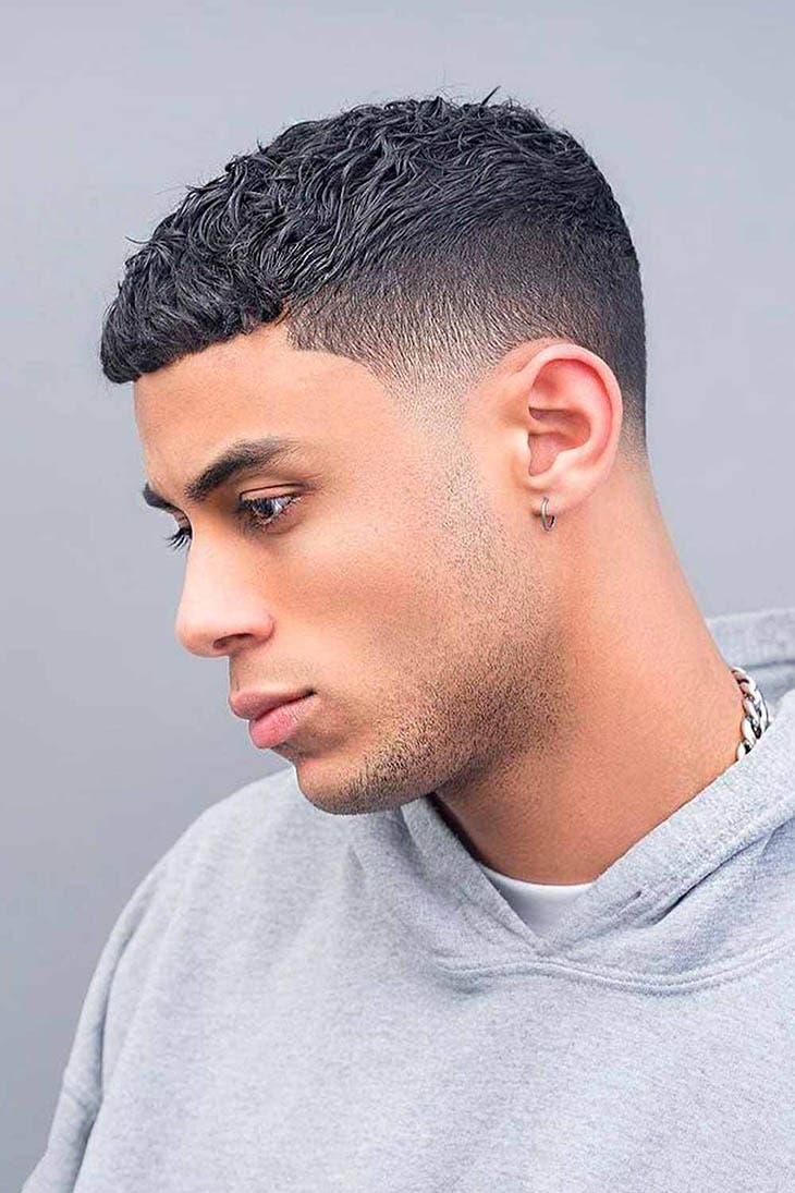 Taper façon pompadour sur cheveux courts Taper façon pompadour sur cheveux courts
