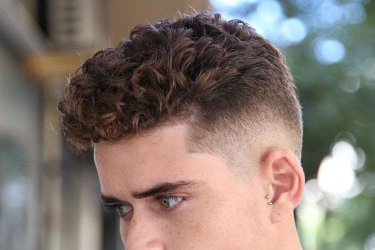 Taper fade avec ligne de démarcation pour cheveux bouclés Taper fade avec ligne de démarcation pour cheveux bouclés