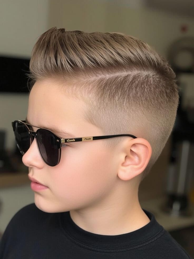 Taper fade avec raie latérale Taper fade avec raie latérale