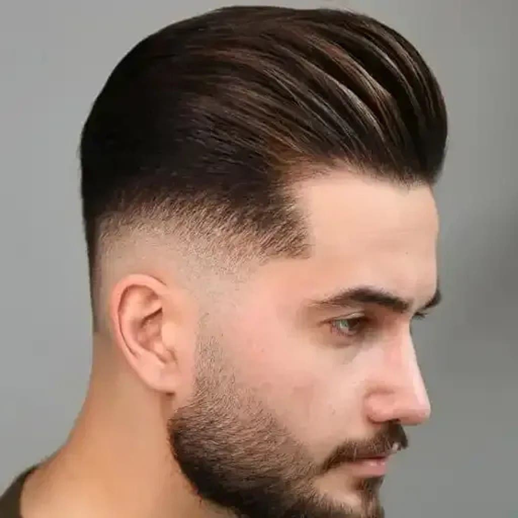 Taper fade coiffé en arrière Taper fade coiffé en arrière