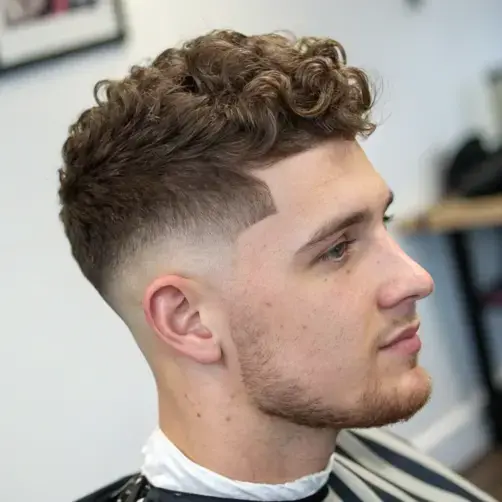 Taper fade moyen pour cheveux bouclés Taper fade moyen pour cheveux bouclés