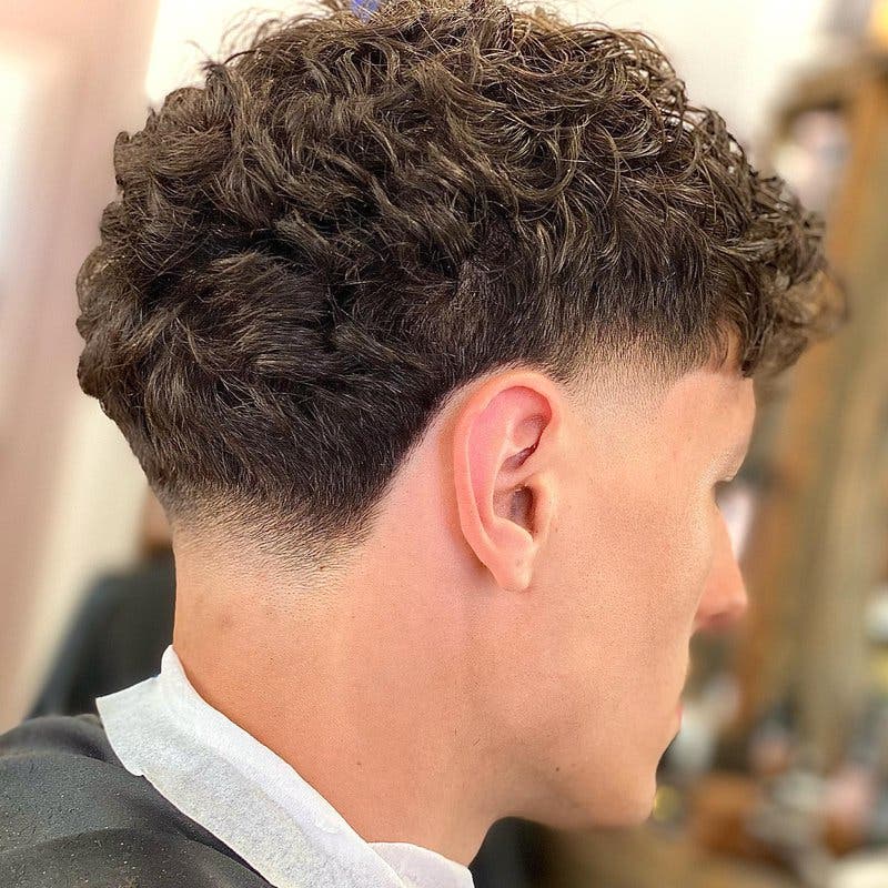 Taper fade sur cheveux bouclés Taper fade sur cheveux bouclés