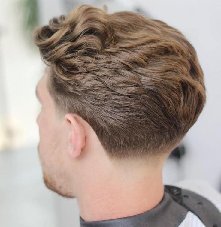 Taper moyen et cheveux ondulés