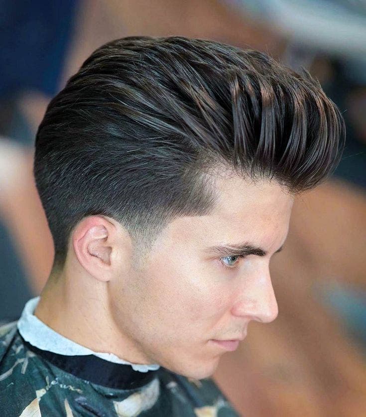 Taper moyen et coupe Pompadour