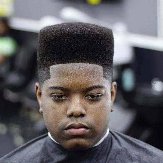 Taper sur cheveux afro avec hauteur sur le dessus Taper sur cheveux afro avec hauteur sur le dessus