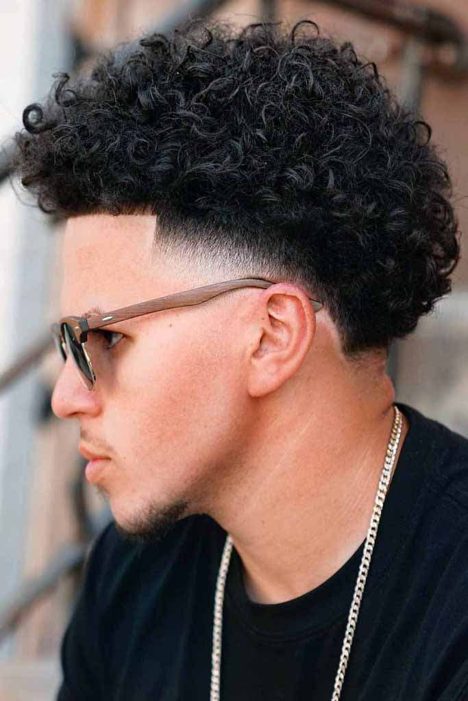 Taper sur cheveux bouclés avec des lunettes