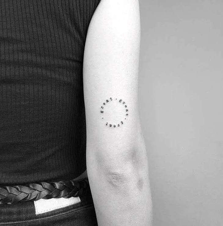 Tatouage “Great” qui signifie “excellent” dans la langue française Tatouage “Great” qui signifie “excellent” dans la langue française