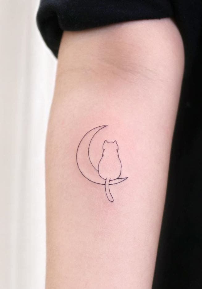 Tatouage chat sur la lune minimaliste Tatouage chat sur la lune minimaliste