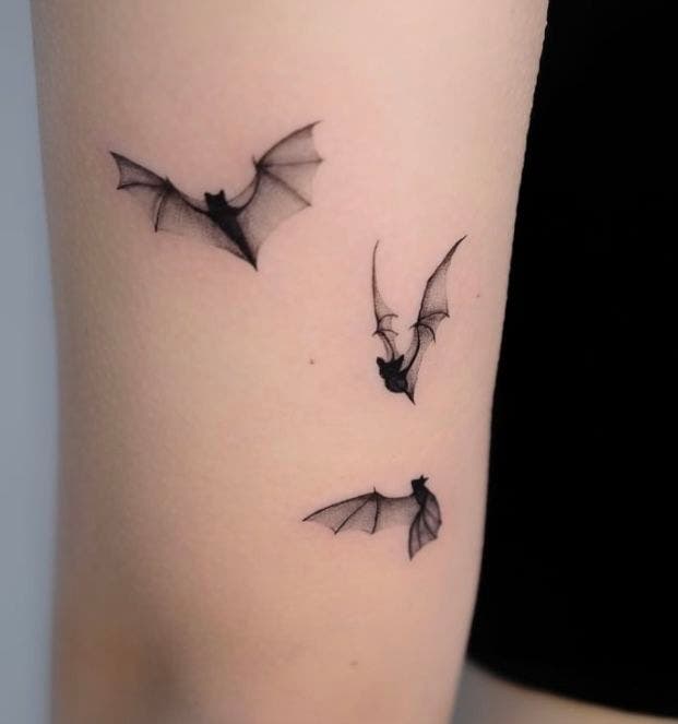 Tatouage chauve souris minimaliste Tatouage chauve souris minimaliste